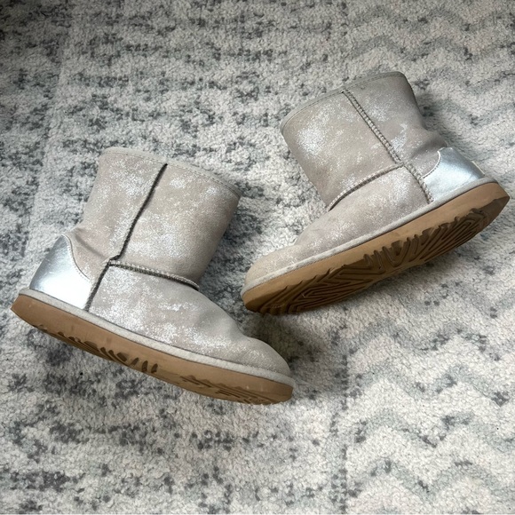 Ugg Classic Il Shimmer Metallic Bootie Silver Girls Winter Boots - Picture 7 of 12
